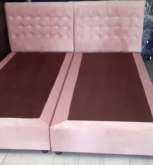 cama tapizada rosa