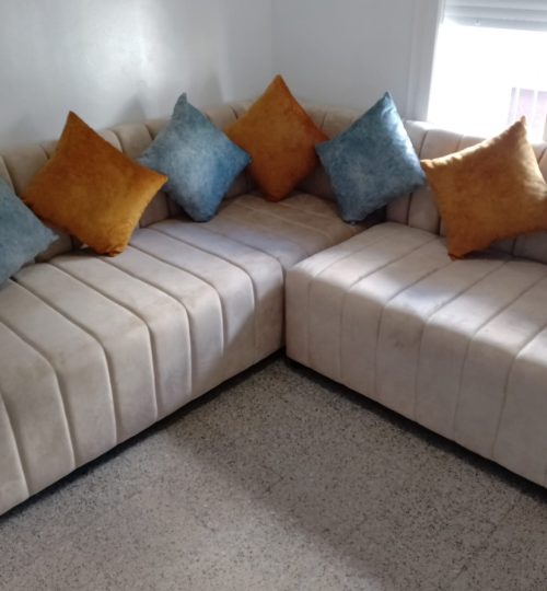 sofa beige moderno