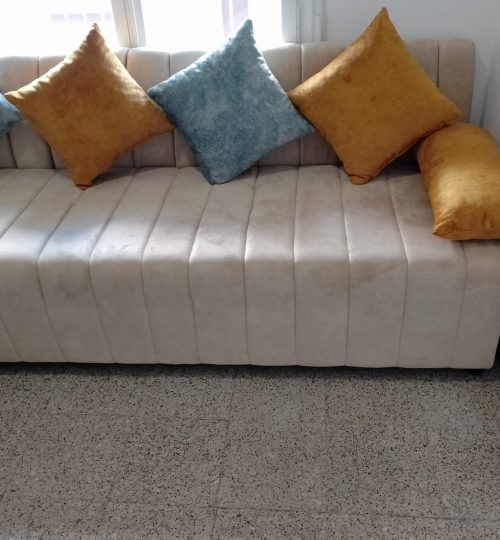 sofa beige moderno